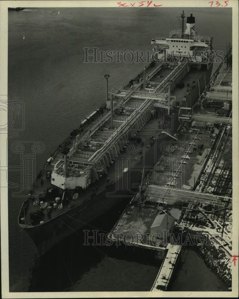 1970 Press Photo Tanker at Staten Island terminal in New York - Historic Images