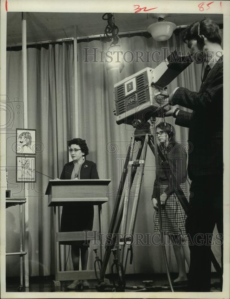 1967 Jane Martin telecasts eighth grade English lesson - Historic Images