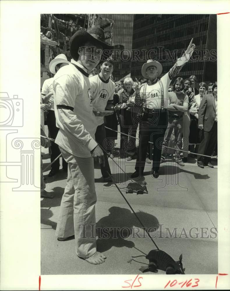 1982 Press Photo Texas Derby Armadillo Race contestants at race start- Historic Images