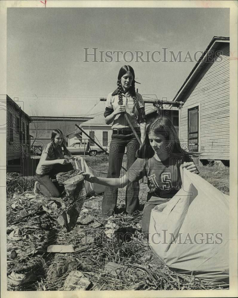 1972 Press Photo Teenage help clean trash from vacant lot - new pocket park - TX - Historic Images