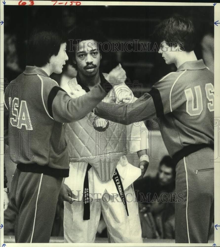 1981 Press Photo USA Tae Kwon Do team get advance before fight - Historic Images