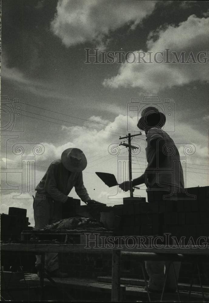 1962 Press Photo Inmates at Ellis Unit of Texas prison system lay bricks - Historic Images