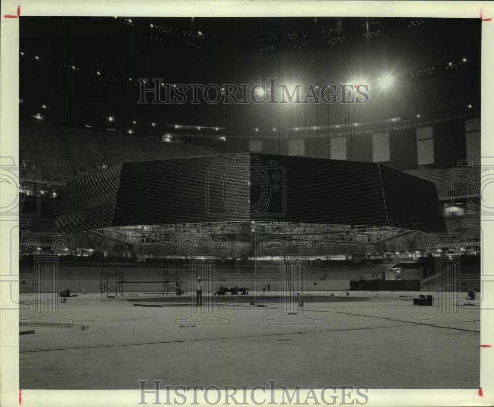 1975 Press Photo Installation of television screens in New Orleans Superdome - Historic Images