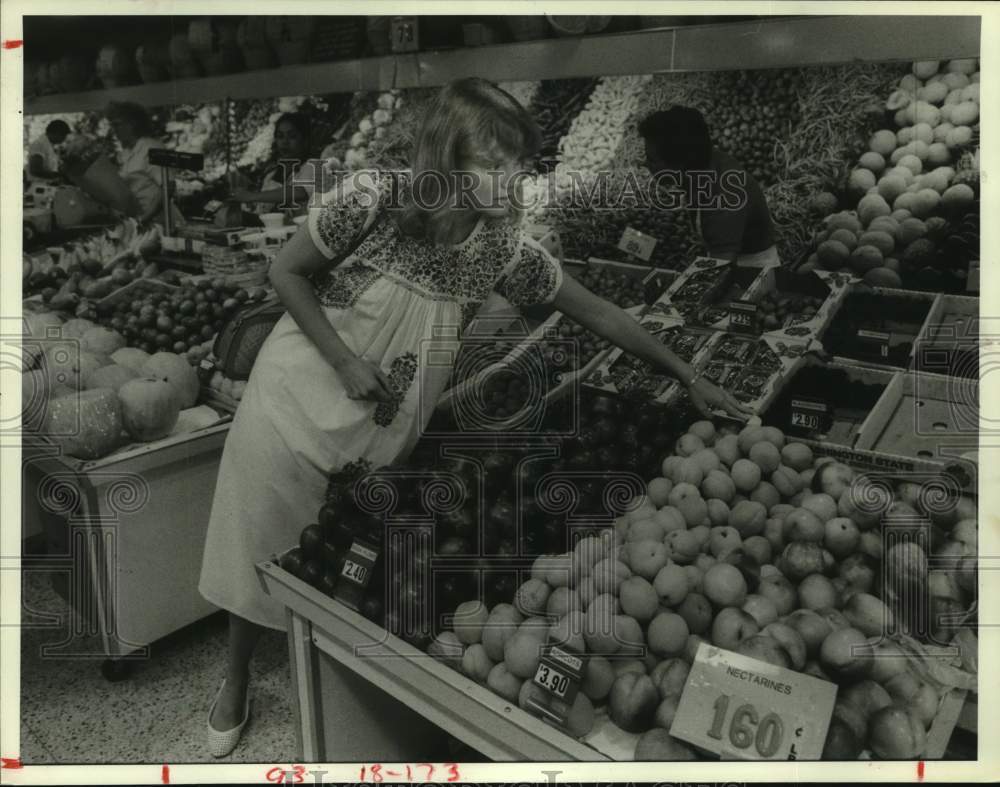1984 Althea Ehrman shops produce section in Houston supermarket - Historic Images