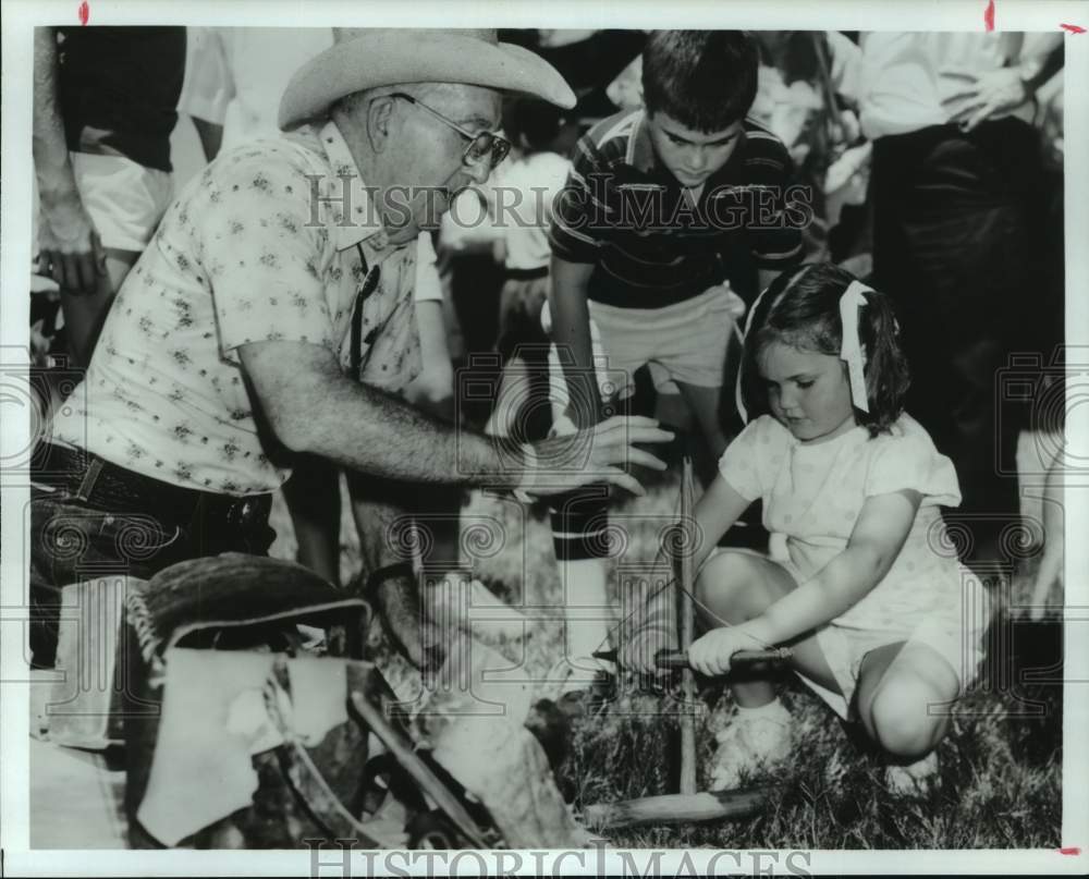 1989 Press Photo Adult Teaching Children Fire Starting, Texas Folklife Festival - Historic Images