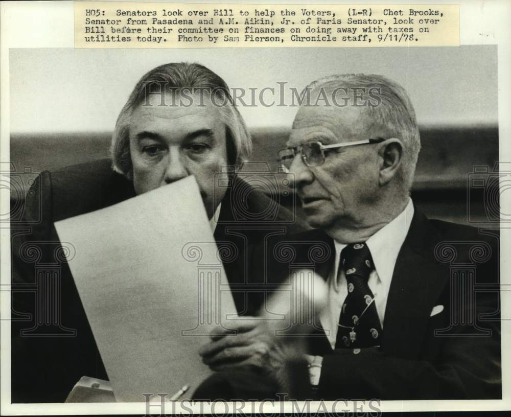 1978 Press Photo Senators Chet Brooks &amp; A.M. Aikin Jr Look Over Proposed Bill - Historic Images