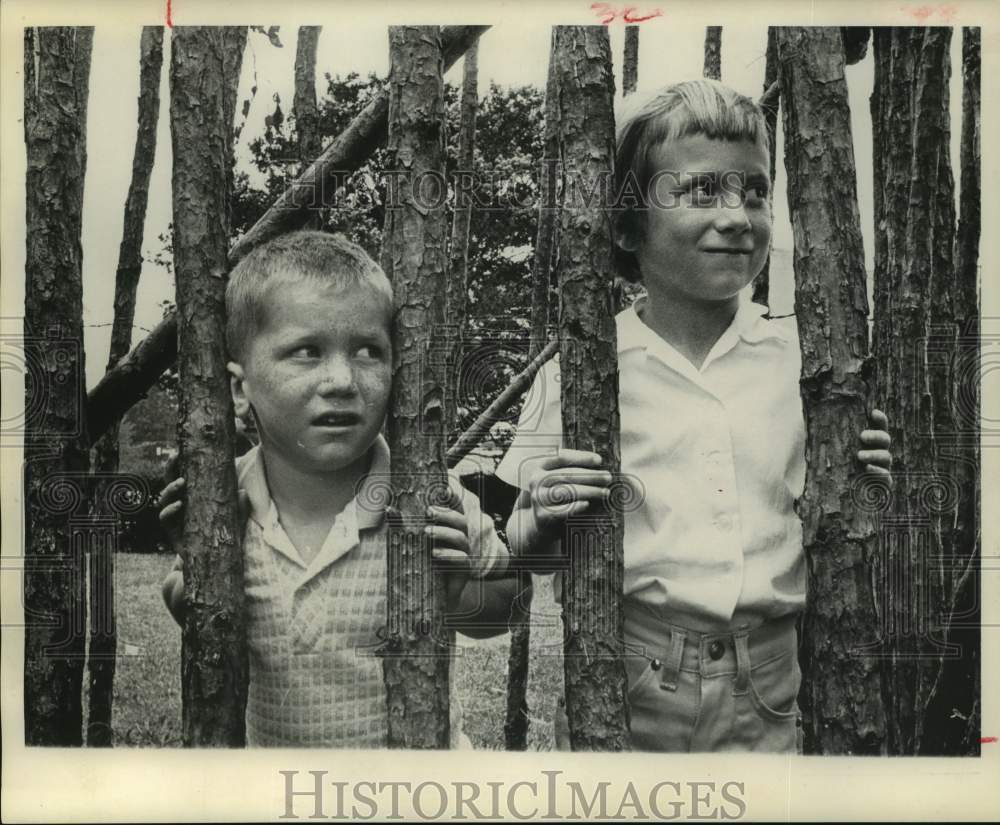 1962 Press Photo Kelvin and Connie Eakin in Calaboose, Frontier Days, Timpson TX - Historic Images