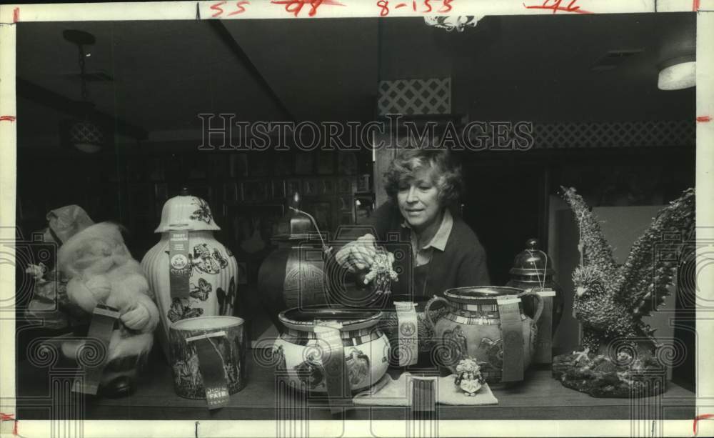 1985 Press Photo Pauline with Her Winning Crafts at the Texas State Fair - Historic Images