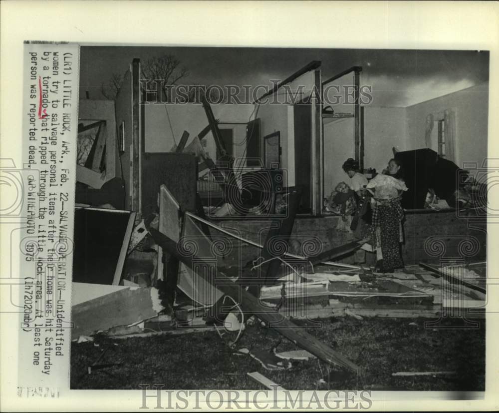 1975 Press Photo Unidentified Women Salvage Personal Items, Little Rock, AK - Historic Images