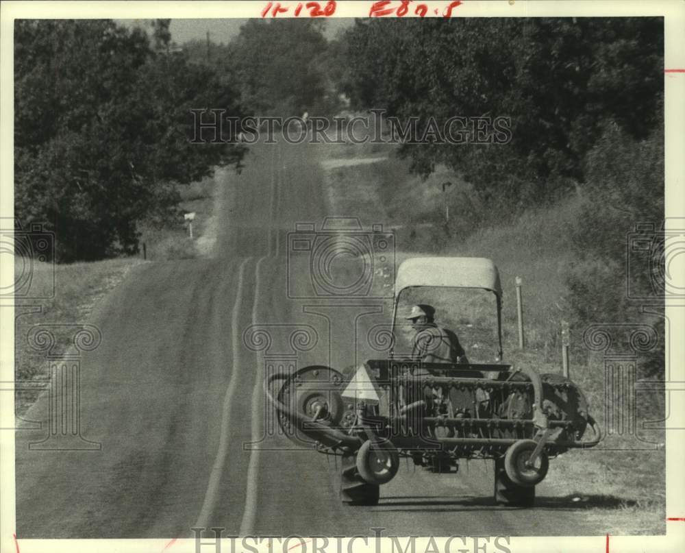 1979 Press Photo Farmer drives tractor on Texas 155 between Bellville & Chappell - Historic Images