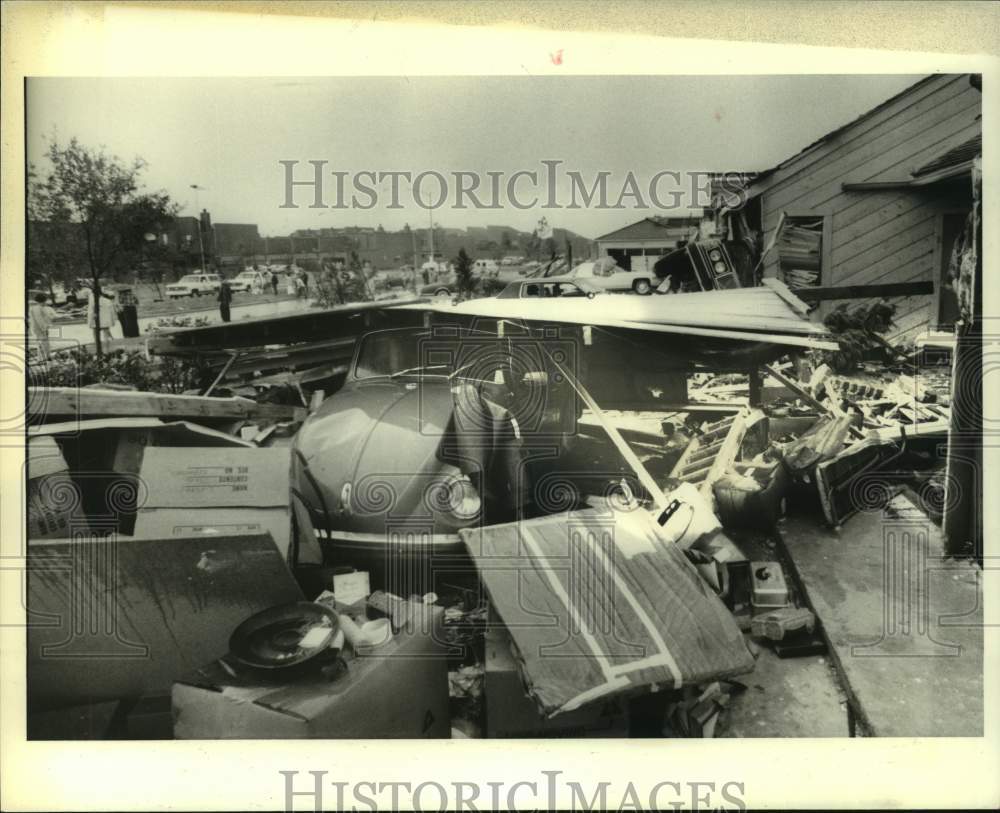 1979 Press Photo VW Beetle under rubble of home after tornado in Houston - Historic Images