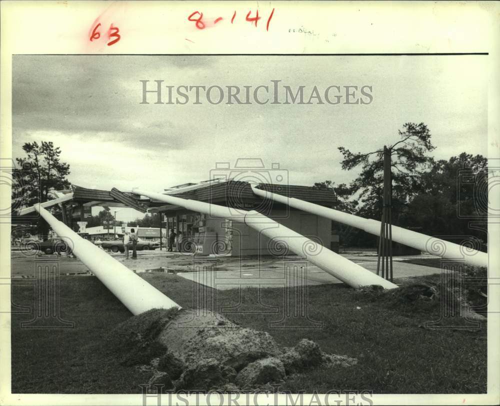 1983 Texaco sign falls on station during tornado in Houston - Historic Images