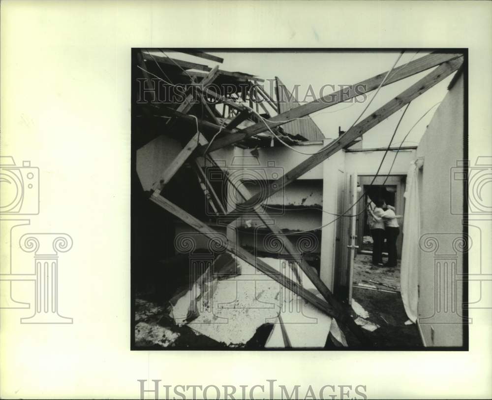 1986 Press Photo Women hug; Apartment demolished - tornado in Houston - Historic Images