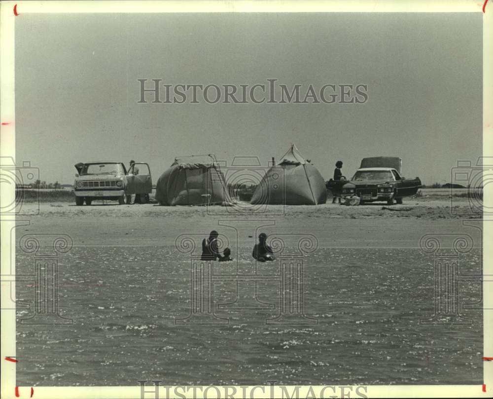 1981 Press Photo Campers in water at Texas City Dike - Historic Images