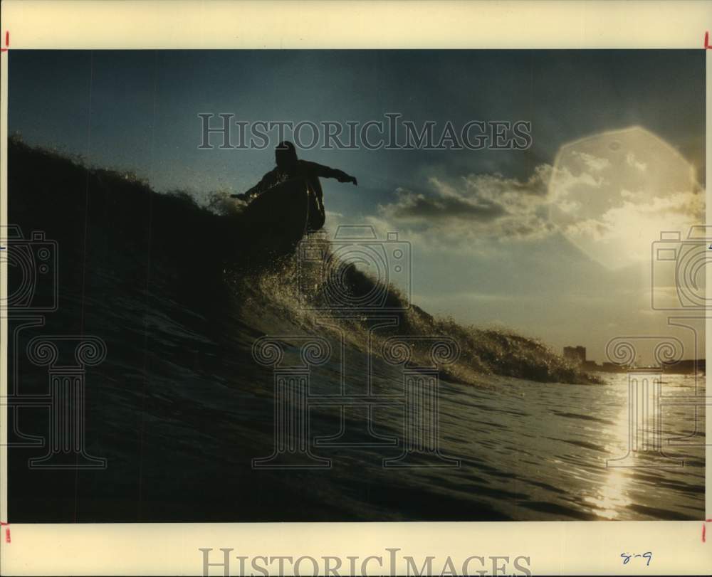 1988 Press Photo Surfer Rides A Wave - Historic Images