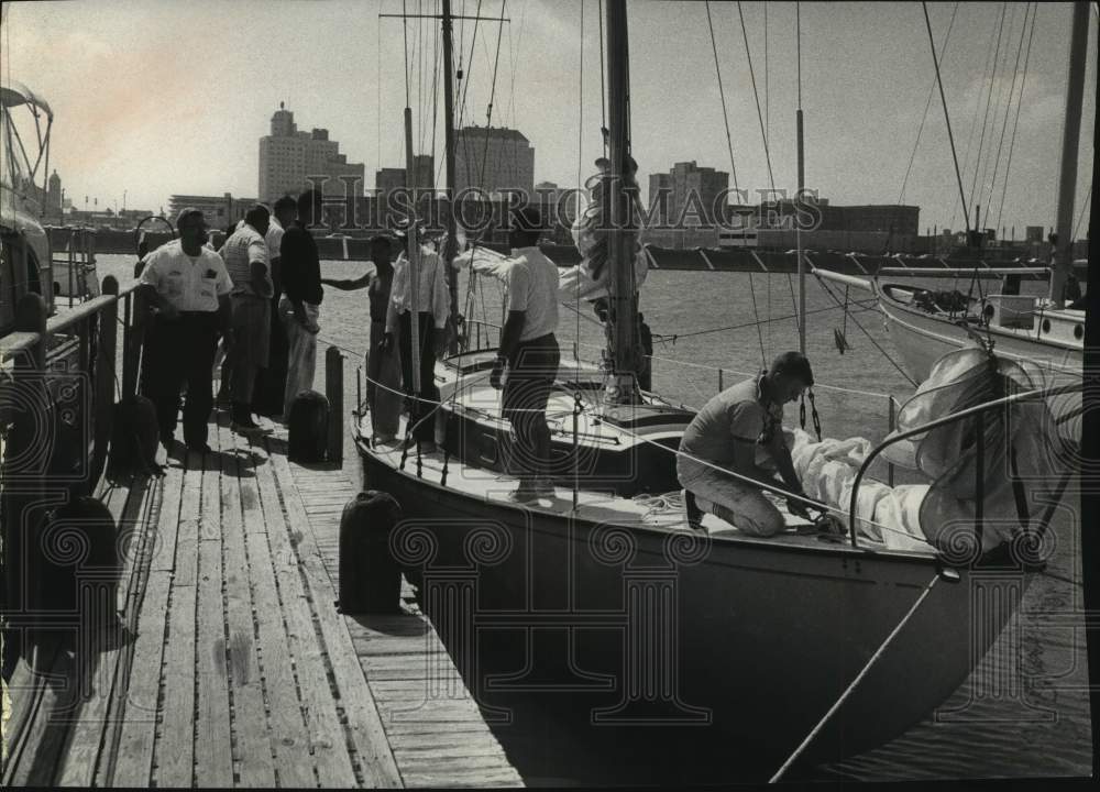 1962 Press Photo Crewman Secures Temptress Racing Yacht as Visitors Admire Boat - Historic Images