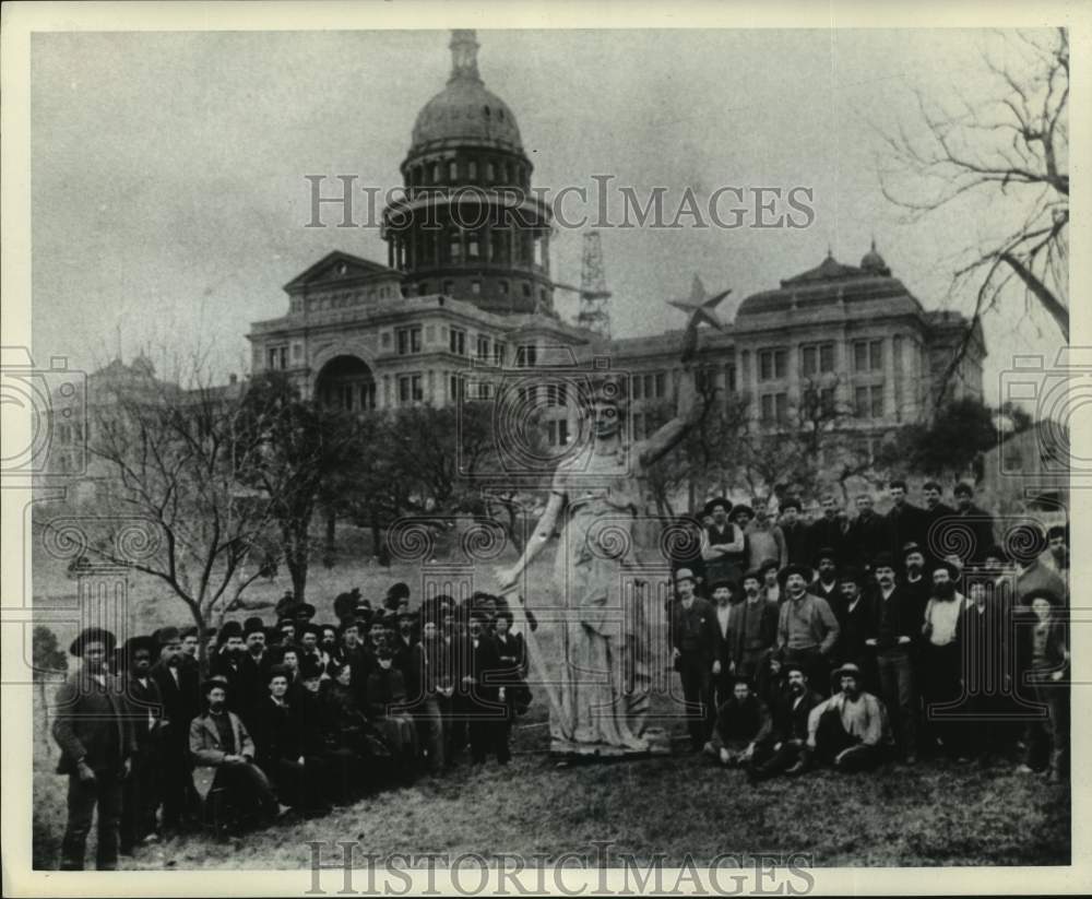 1988 Press Photo Workers surround statue that will go on top of Texas Capitol - Historic Images