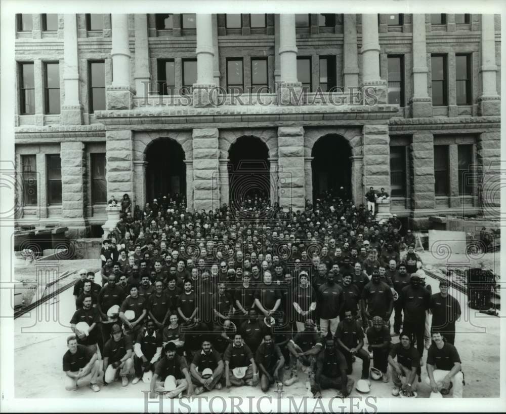 1994 Press Photo Large group pose beside Texas Capitol in Austin - Historic Images