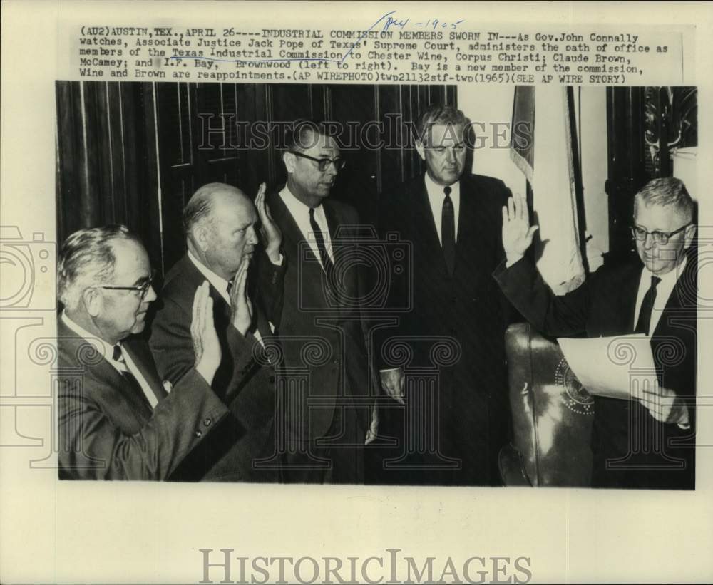 1965 Press Photo Gov Watches Members of Texas Industrial Commission Take Oath - Historic Images