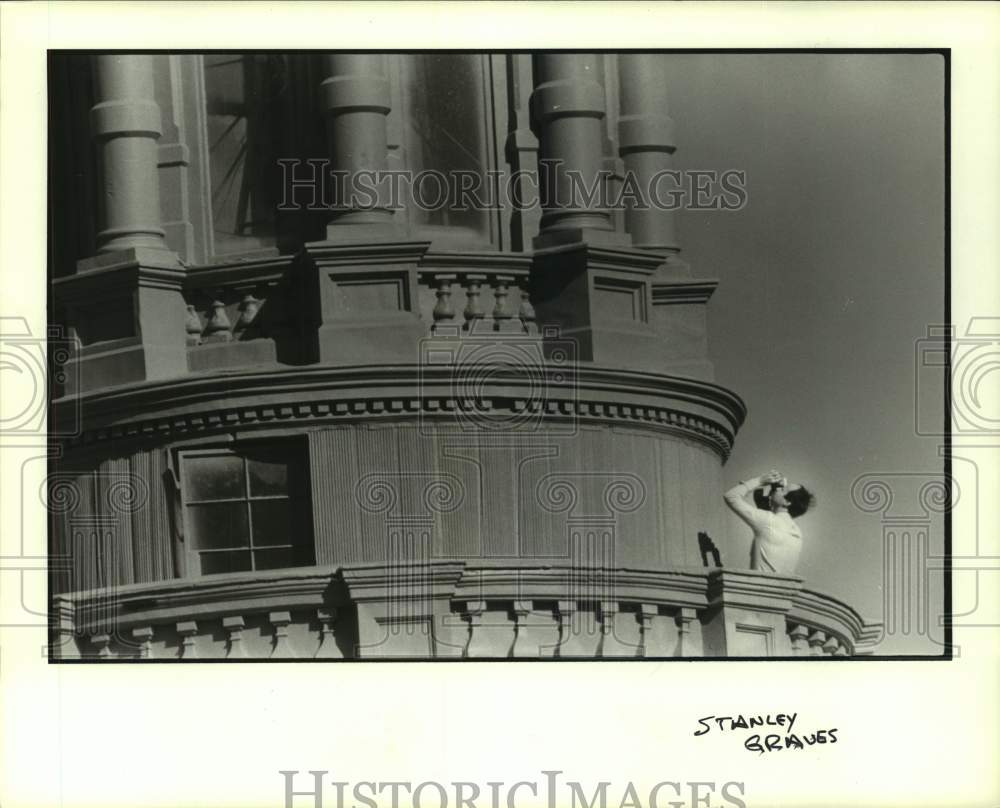 1984 Stanley Graves takes picture outside Texas Capitol in Austin - Historic Images