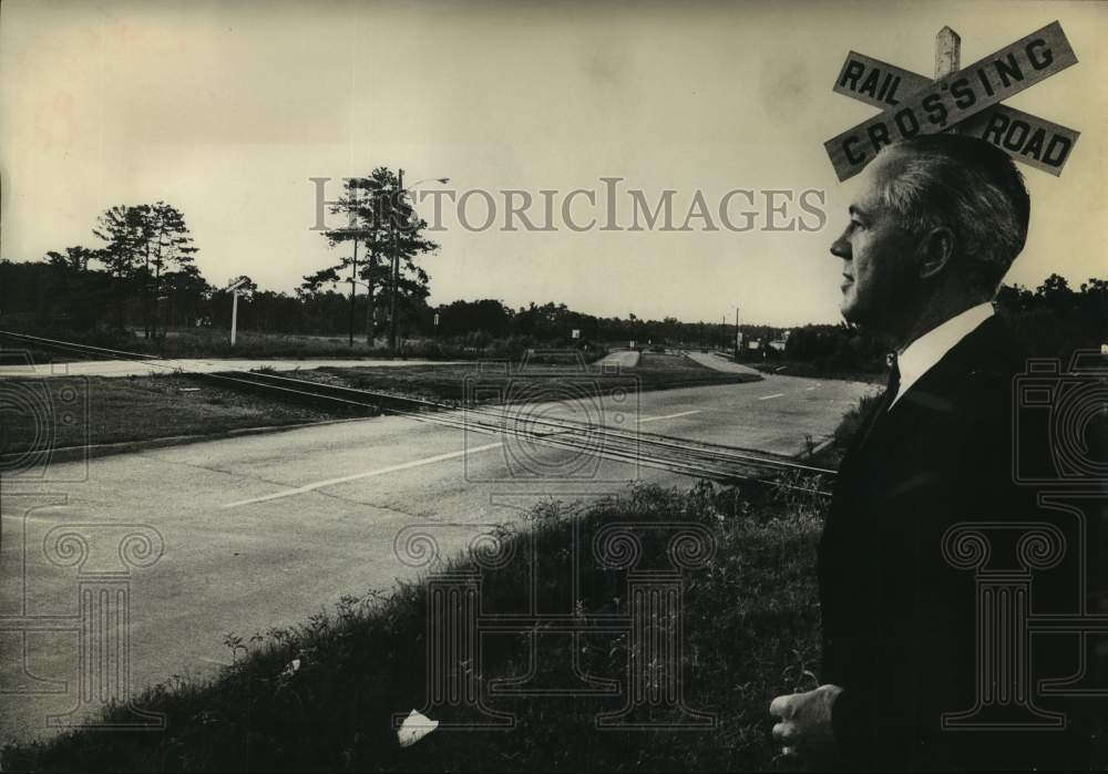 1966 Press Photo Traffic Director Dale Marvel Inspects Rail Crossing in Houston - Historic Images