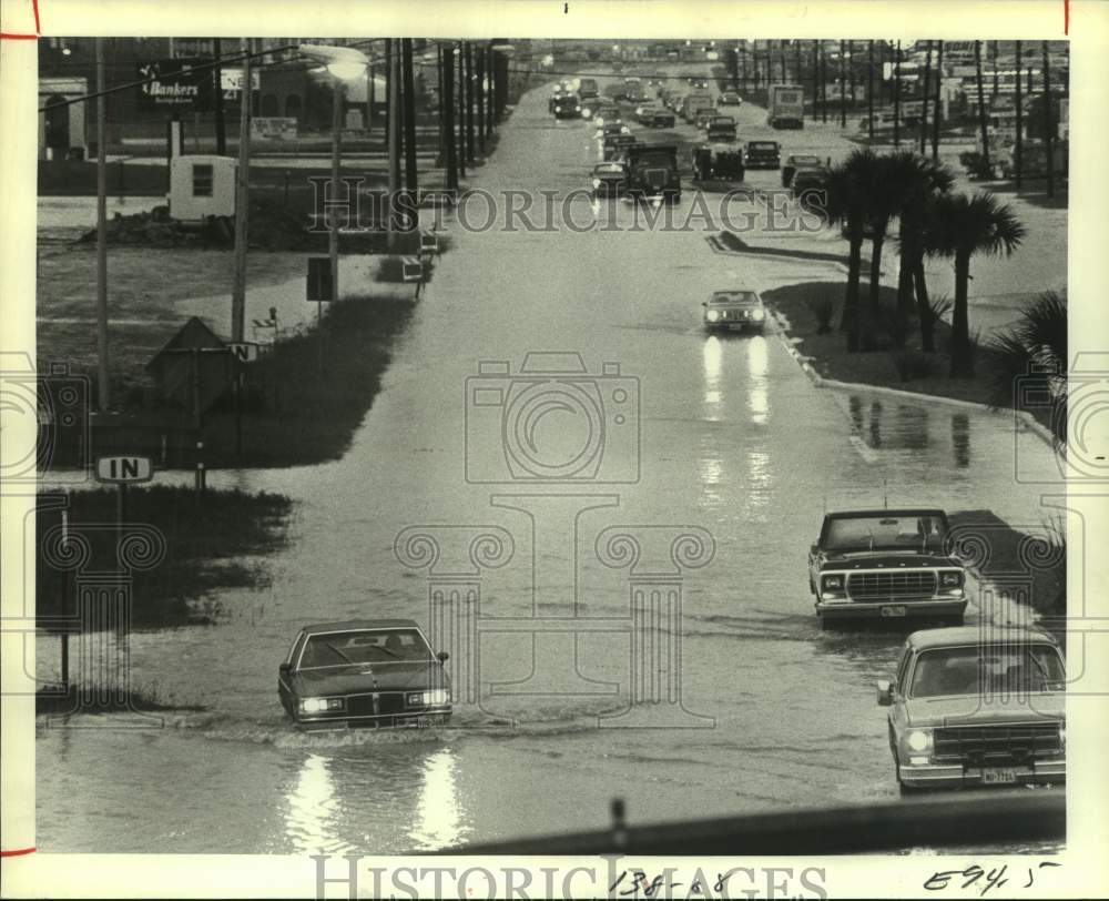 1981 Press Photo Motorists Drive Through High Water in Texas City, Texas - Historic Images