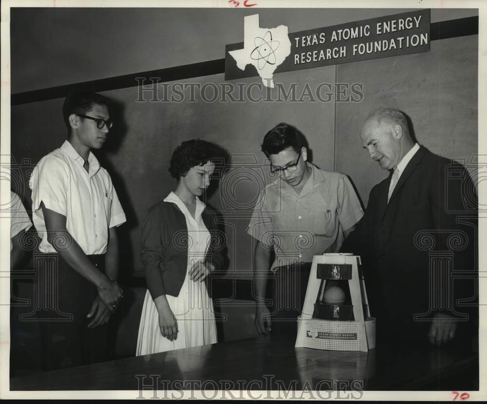1961 Press Photo Scientist gives demo to students at nuclear science event in TX - Historic Images