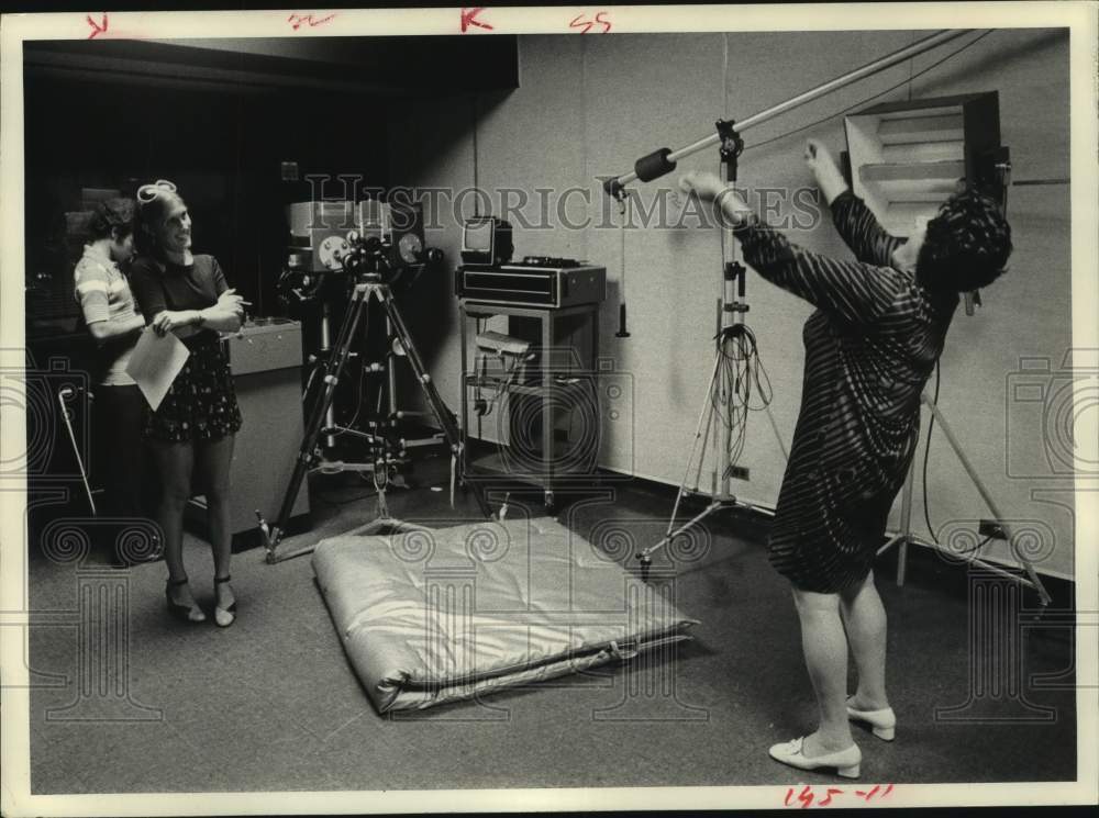 1971 Press Photo Mootsy Elliot watches audition for Whirlpool commercial in NY - Historic Images