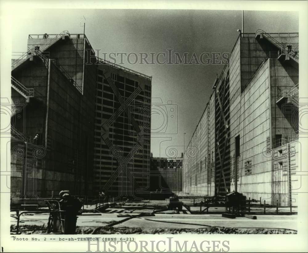 1984 Press Photo Inside the Bay Springs Lock of the Tennessee Tombigbee Waterway - Historic Images