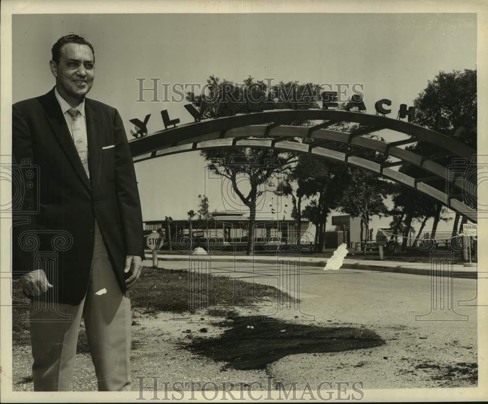 1957 Mayor Burgin at Sylvan Beach welcome sign in Texas - Historic Images