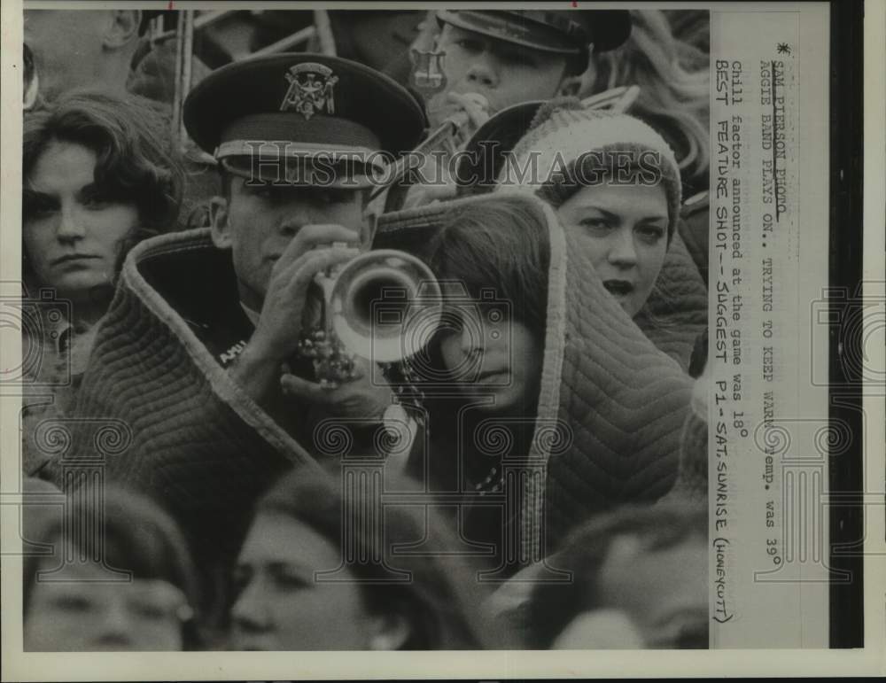 1974 Press Photo Texas A&amp;M Band member plays trumpet - shares blanket in stands - Historic Images