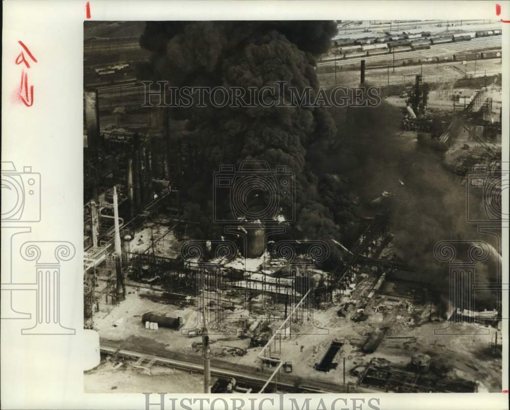 1978 Press Photo Texas City Refining, Incorporated on fire - Historic Images