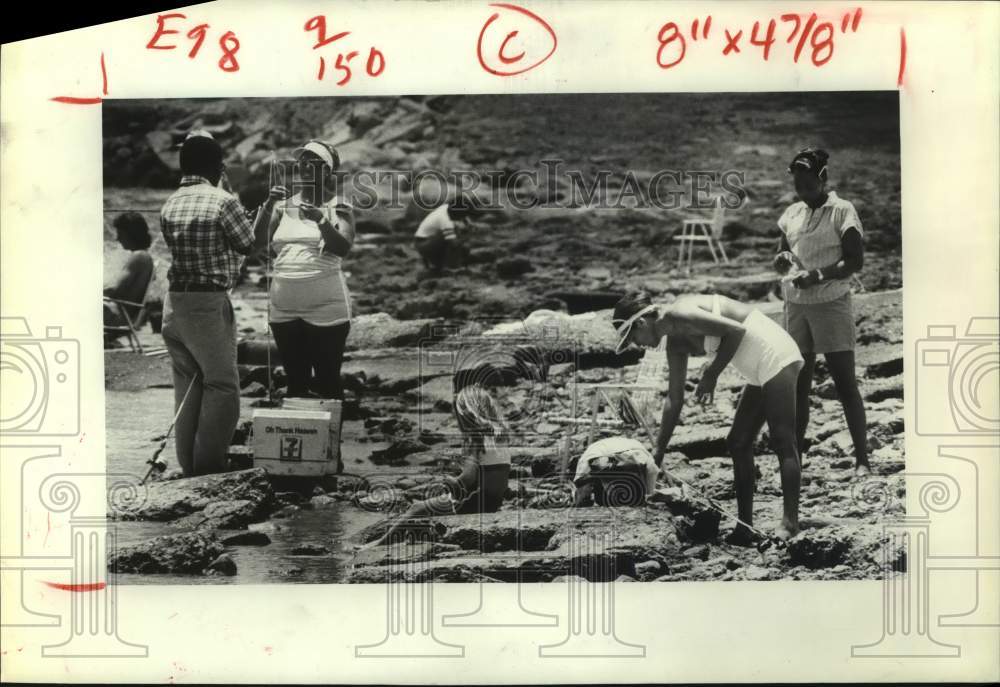 1981 Press Photo Fisherfolk bait their hooks at Sylvan Beach Park, Texas - Historic Images