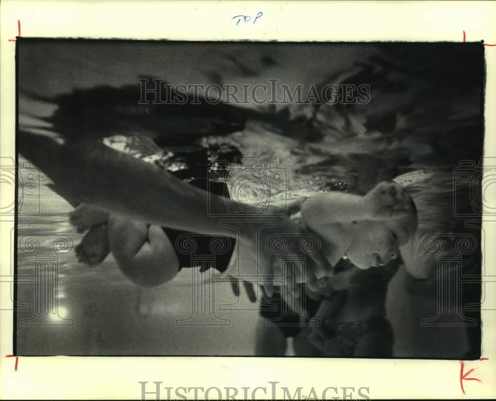 1979 Press Photo Baby Marcus Sauer Swims in Pool with Others - Historic Images