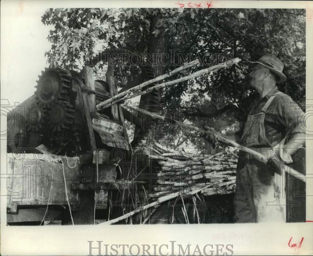 1963 Press Photo Joe Moseley of Rusk Syrup Mill - Historic Images