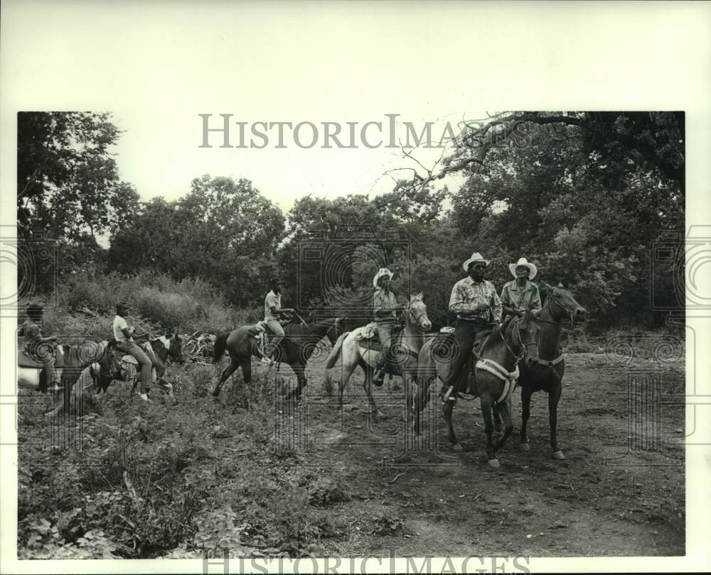 1988 Press Photo Riders on Horse Trail Ride, Taylor-Stevenson Ranch, Houston, TX - Historic Images