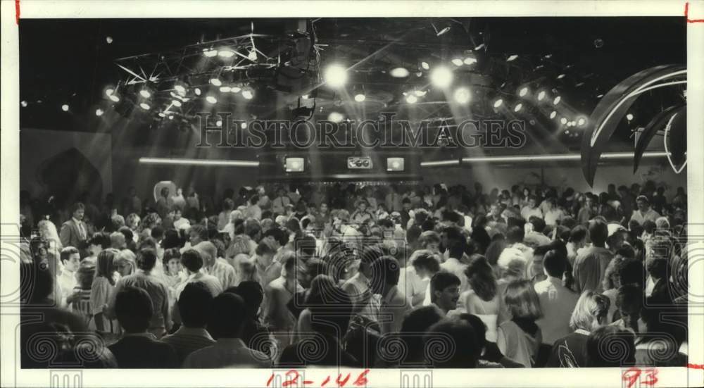 1984 Press Photo Patrons Dancing at the Fizz Tavern - Historic Images