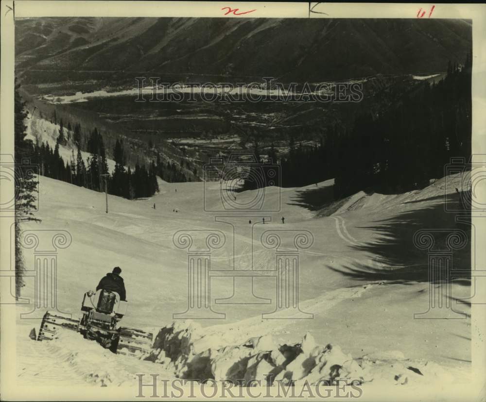 1970 Press Photo Worker on tractor at Taos, New Mexico ski run - Historic Images