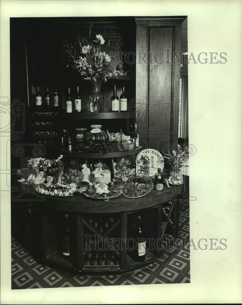 1982 Press Photo Food and wine set out at Tony&#39;s restaurant in Houston - Historic Images