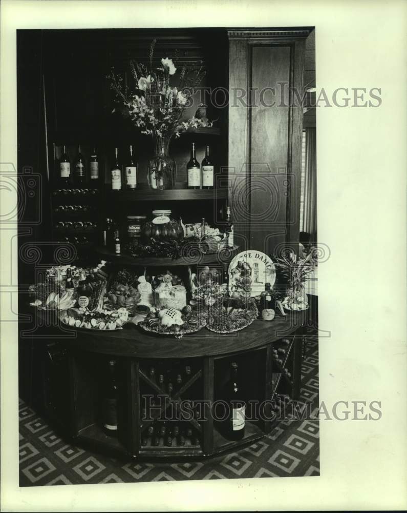 1982 Press Photo Food and wine set out at Tony's restaurant in Houston - Historic Images