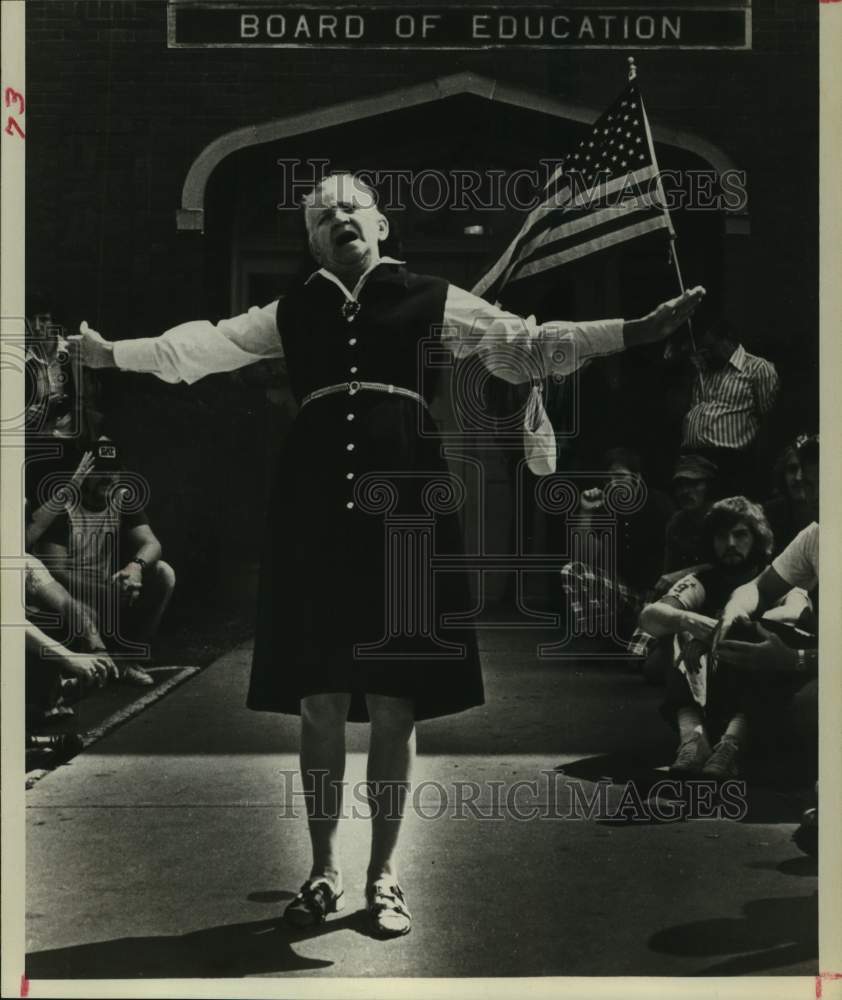 1975 Press Photo Textbook protester at Charleston, West Virginia rally - Historic Images