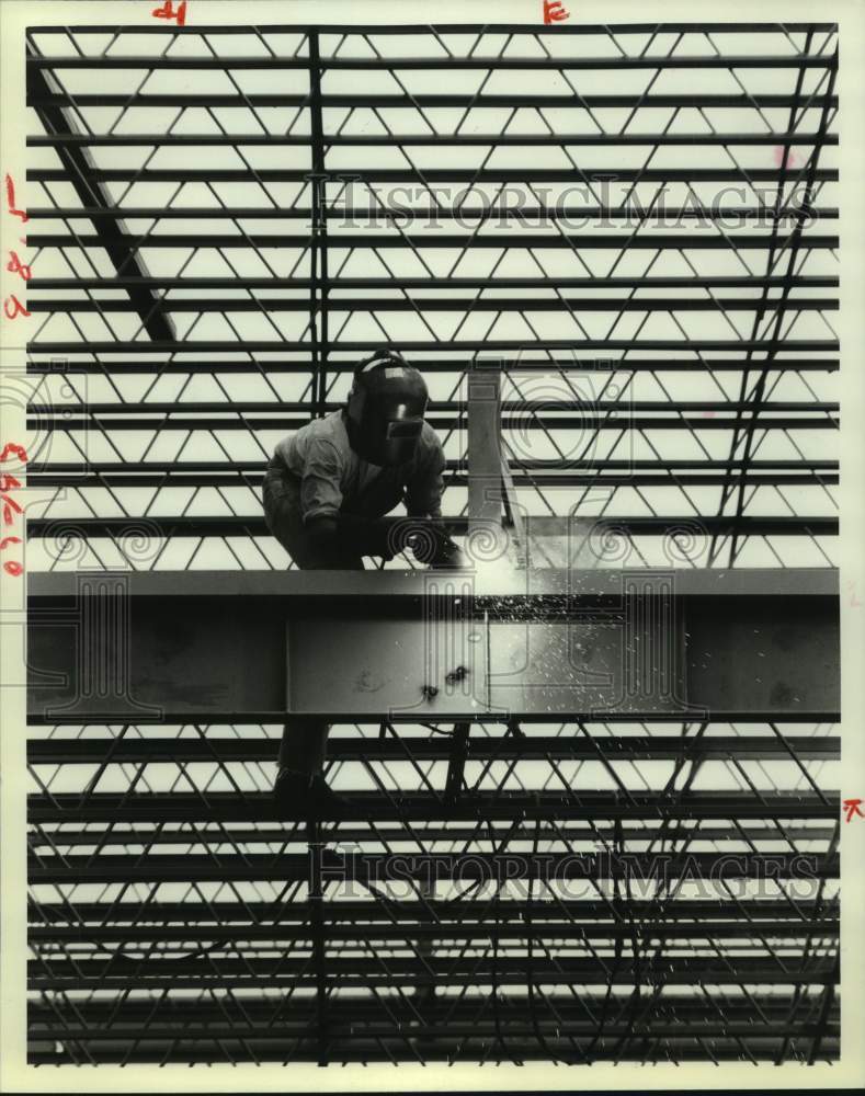 1981 Press Photo Welder works on the Towerpark North near West Road, Houston - Historic Images