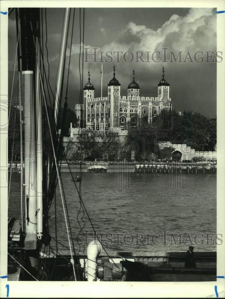 1982 Press Photo The large complex of buildings, the Tower of London, built 1078 - Historic Images