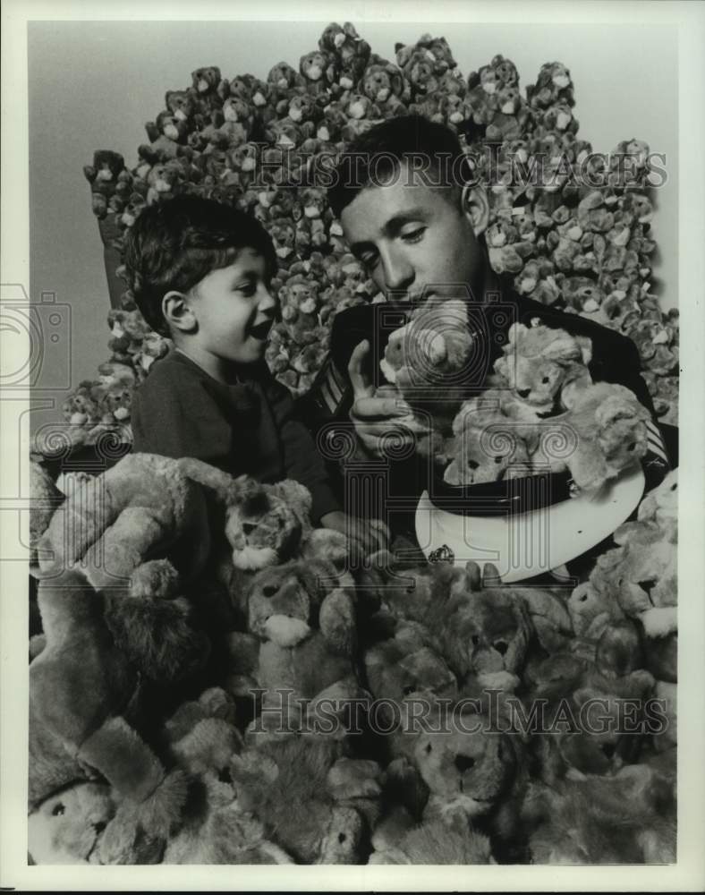 1990 Press Photo Marine Sergeant Emanuel Pacheco coordinator for Toys for Tots - Historic Images