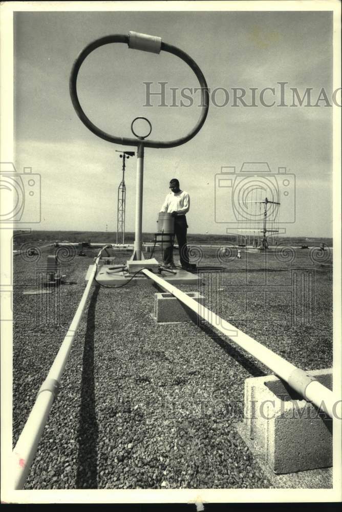 1987 Calvin Meadows on roof of National Weather Service in Maryland - Historic Images