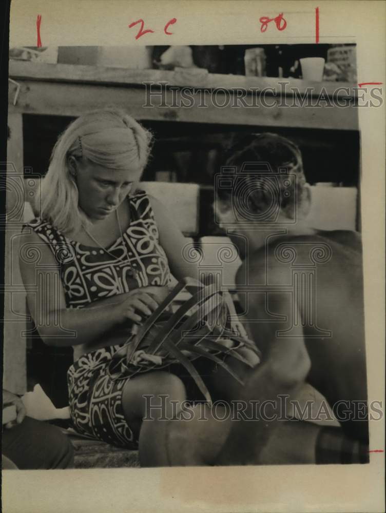 1966 Press Photo Peace Corp trainee Mary Berylo makes a hat of palm fronds. - Historic Images