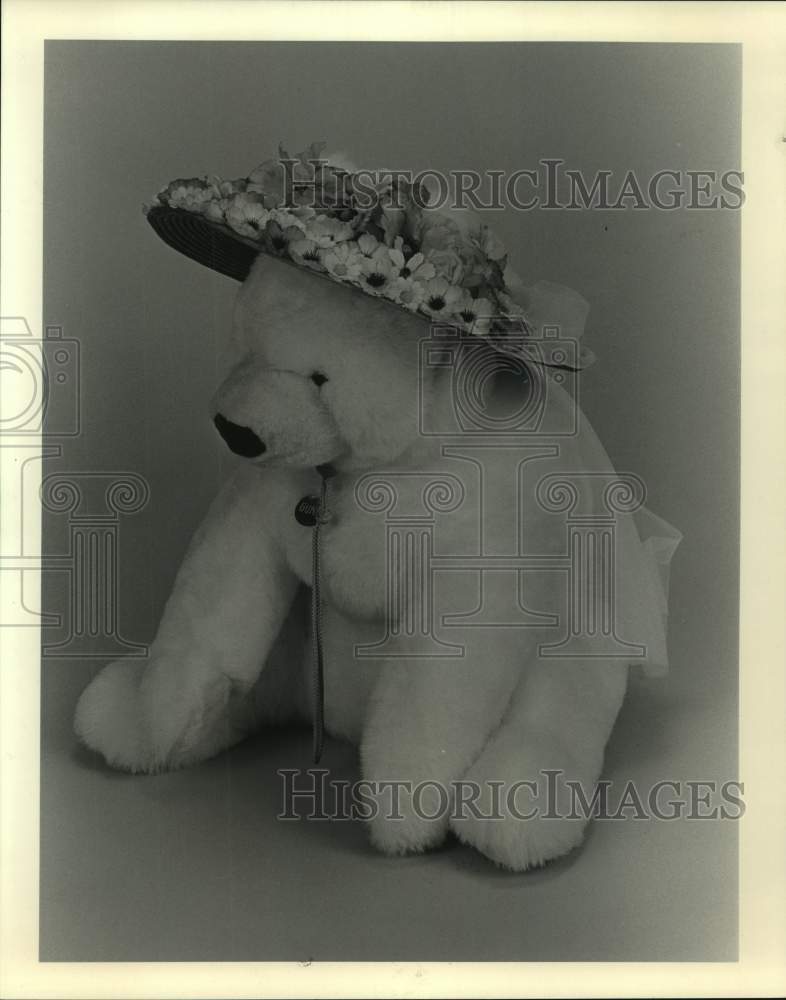 1995 Press Photo Teddy Bear in hat at Stuf&#39;d &#39;n Stuff in Houston - Historic Images