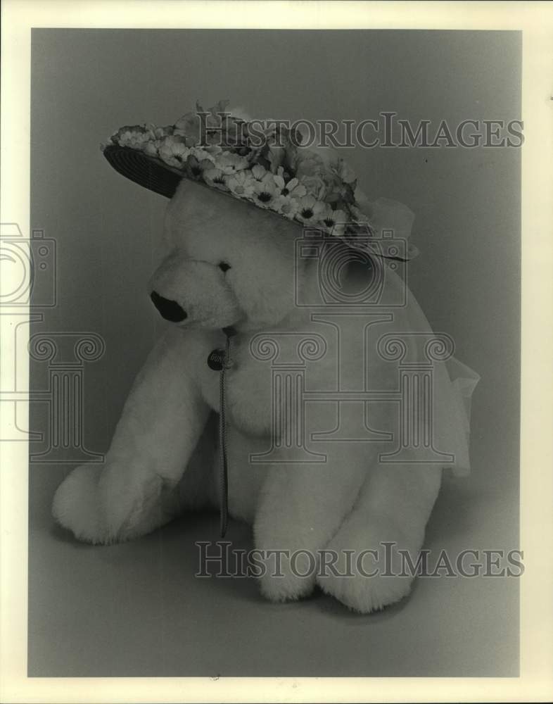 1995 Press Photo Teddy Bear in hat at Stuf'd 'n Stuff in Houston - Historic Images