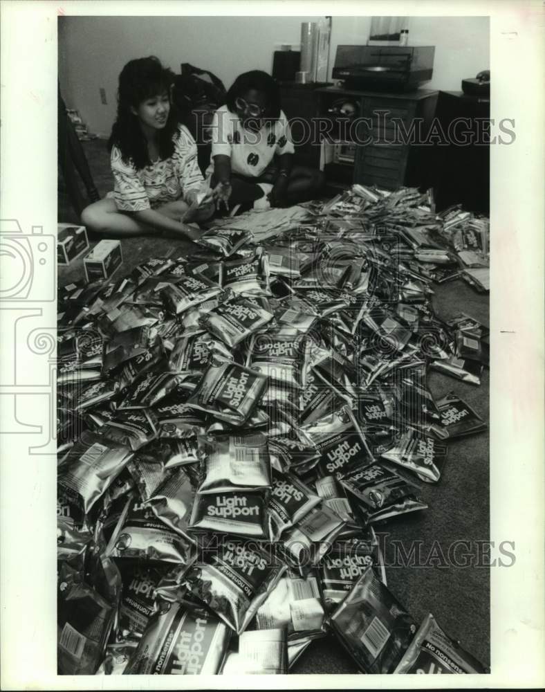 1990 Press Photo Teens pack panty hose for Teens for Transplants project - Historic Images