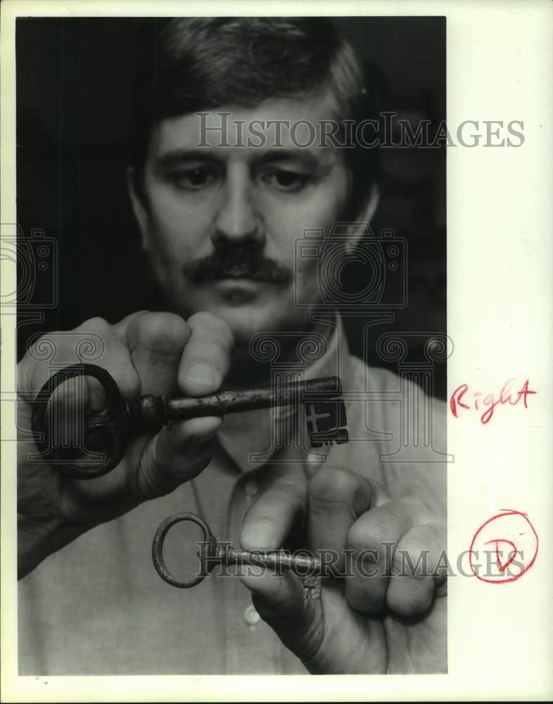 1988 Press Photo Archaeologist James Parrent holds antique keys - Historic Images